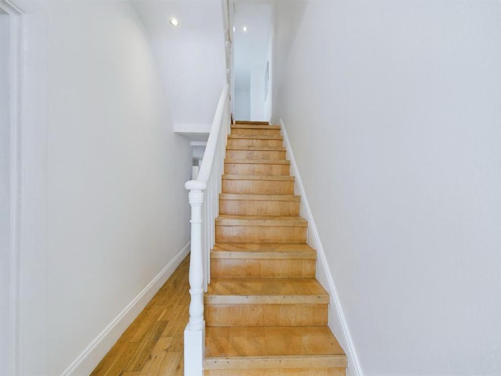 Luxury 4-Bedroom Modern Flat In Central London Steps From Station, Sleeps 9 In Style! 객실 사진