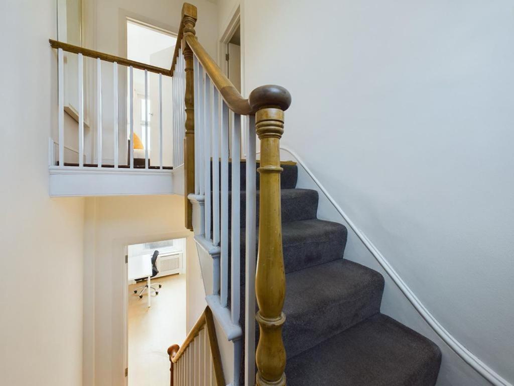 Luxury 4-Bedroom Modern Flat In Central London Steps From Station, Sleeps 9 In Style! 객실 사진