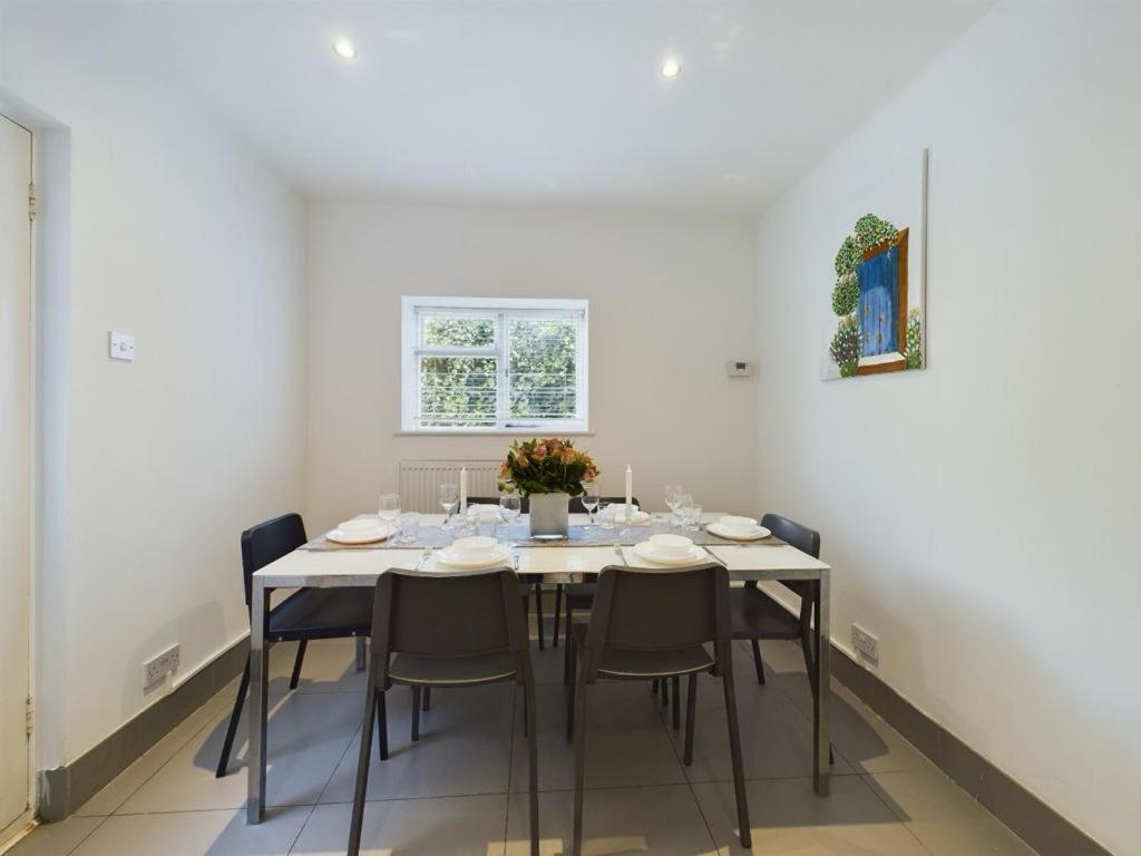 Luxury 4-Bedroom Modern Flat In Central London Steps From Station, Sleeps 9 In Style! 객실 사진