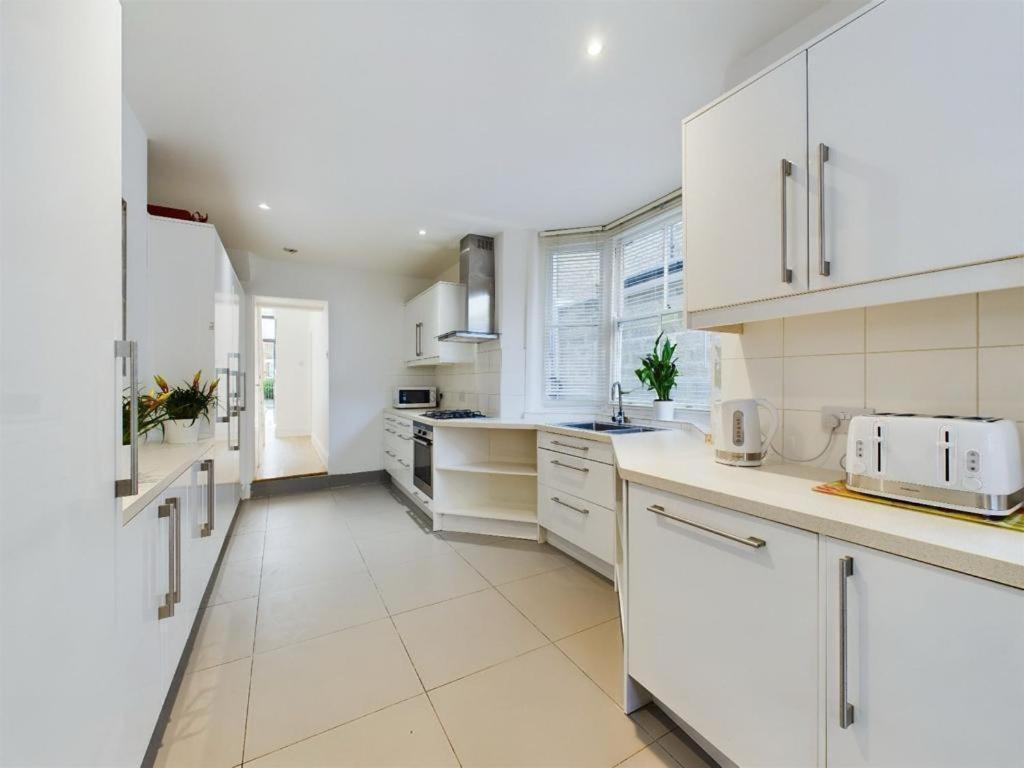 Luxury 4-Bedroom Modern Flat In Central London Steps From Station, Sleeps 9 In Style! 객실 사진