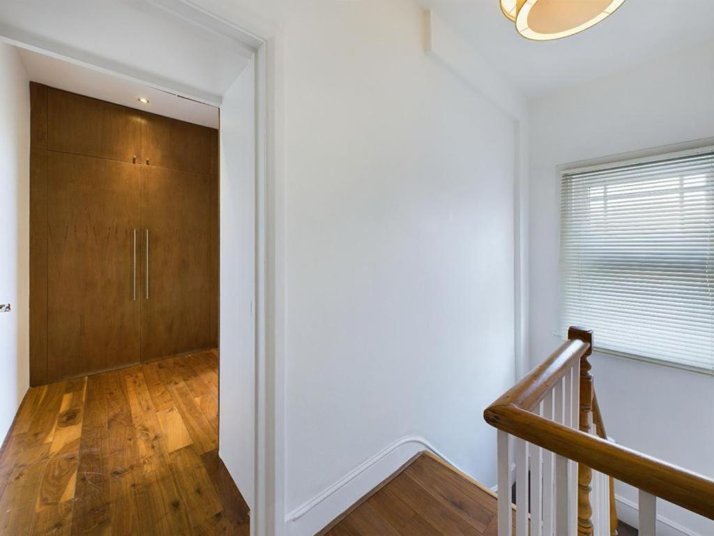 Luxury 4-Bedroom Modern Flat In Central London Steps From Station, Sleeps 9 In Style! 객실 사진