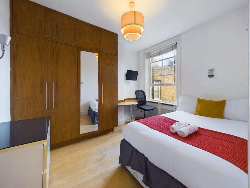 Luxury 4-Bedroom Modern Flat In Central London Steps From Station, Sleeps 9 In Style! 객실 사진