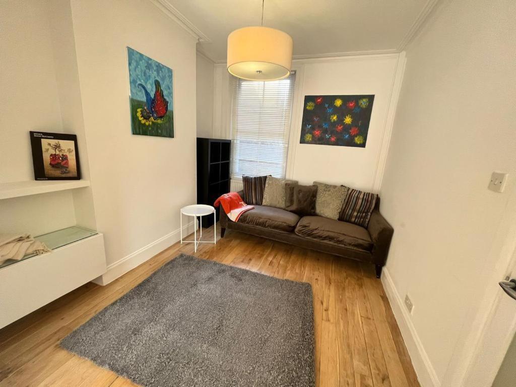 Luxury 4-Bedroom Modern Flat In Central London Steps From Station, Sleeps 9 In Style! 객실 사진