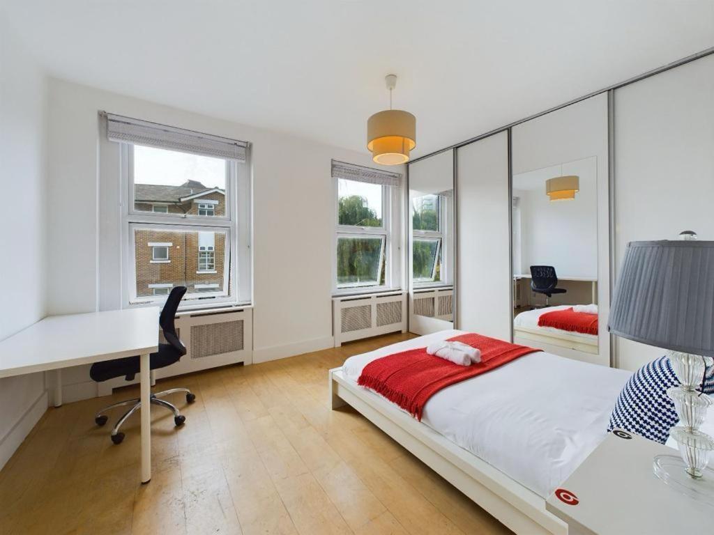 Luxury 4-Bedroom Modern Flat In Central London Steps From Station, Sleeps 9 In Style! 객실 사진