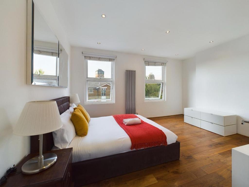 Luxury 4-Bedroom Modern Flat In Central London Steps From Station, Sleeps 9 In Style! 객실 사진