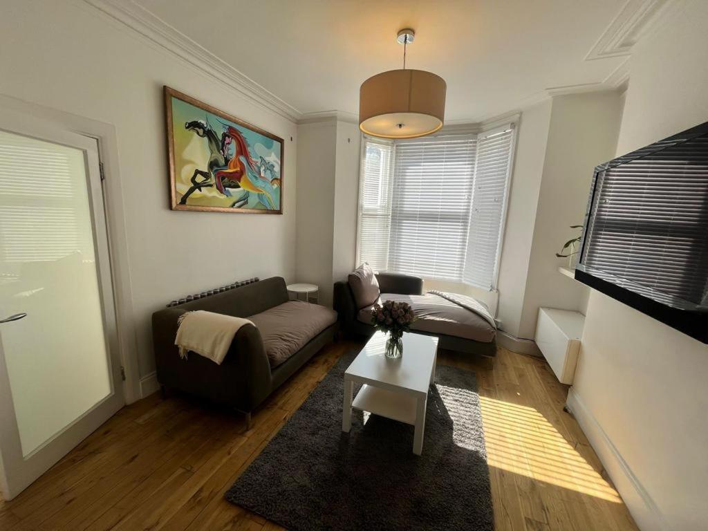 Luxury 4-Bedroom Modern Flat In Central London Steps From Station, Sleeps 9 In Style! 객실 사진