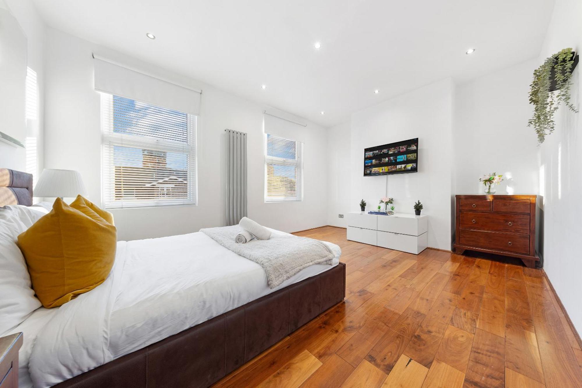 Luxury 4-Bedroom Modern Flat In Central London Steps From Station, Sleeps 9 In Style! 외부 사진