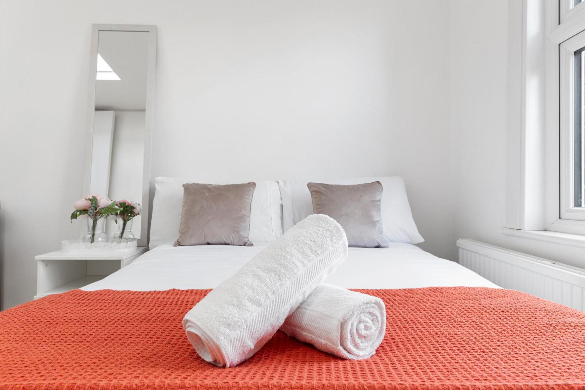 Luxury 4-Bedroom Modern Flat In Central London Steps From Station, Sleeps 9 In Style! 외부 사진