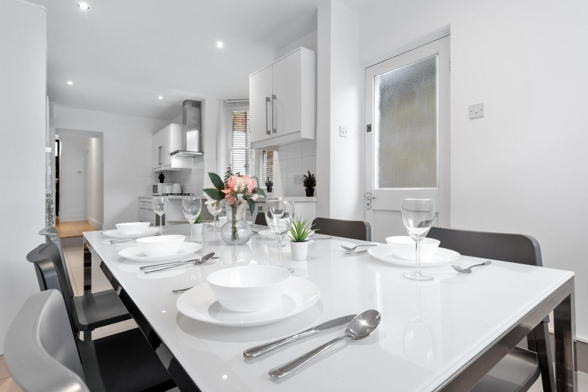 Luxury 4-Bedroom Modern Flat In Central London Steps From Station, Sleeps 9 In Style! 외부 사진